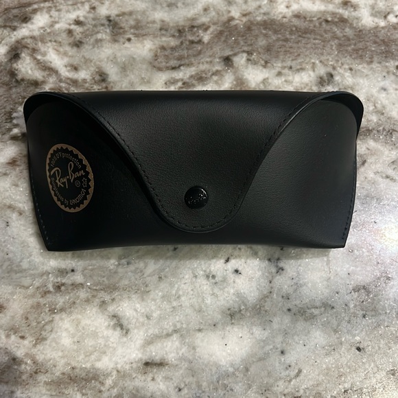 Ray-Ban sunglasses case - Picture 1 of 6